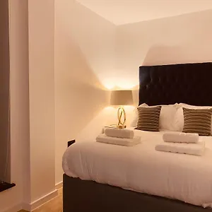 https://apt-spacious-3-bed-city-with-terrace.cambridgehotelsuk.com